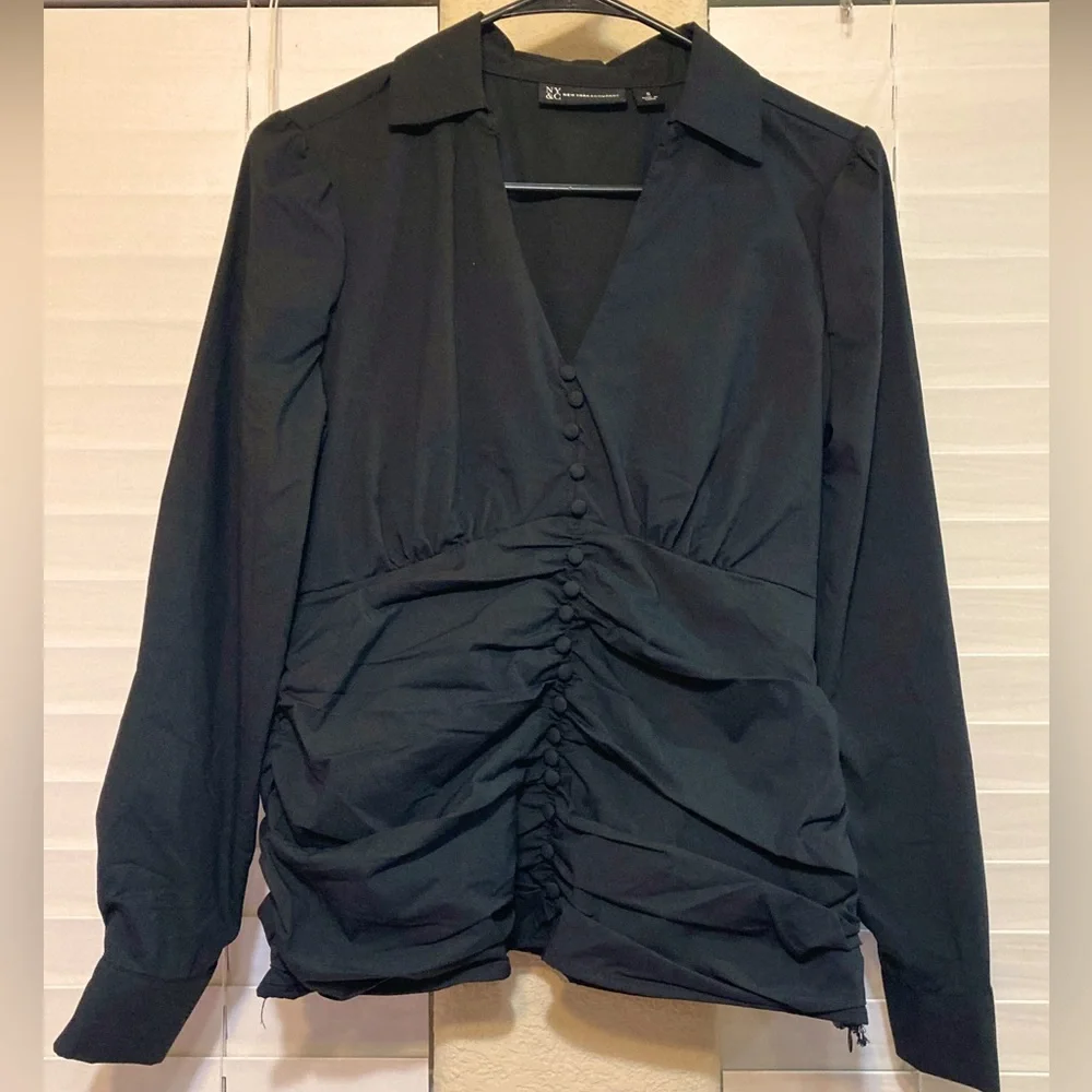 🖤 Flattering Button Down - Picture 1 of 5